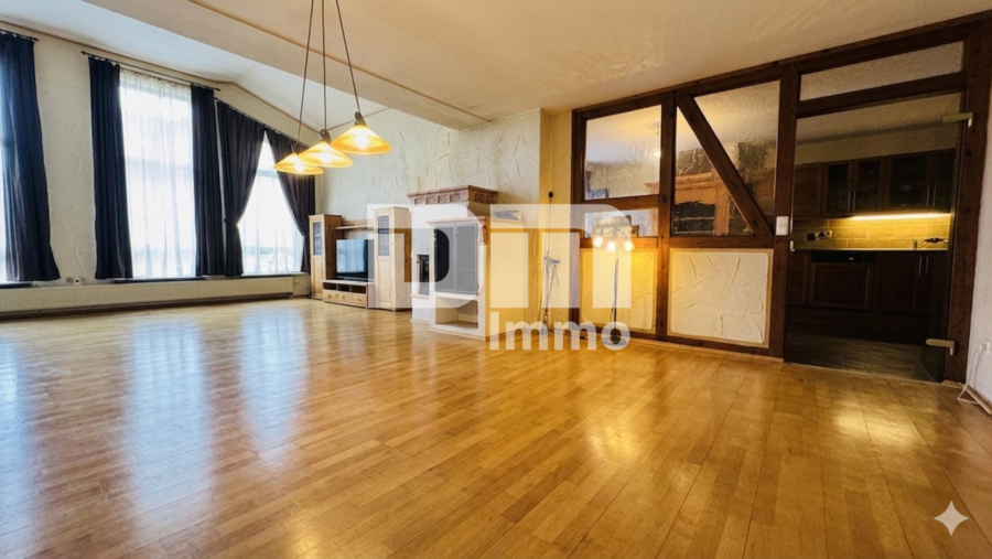 Altengerechtes Wohnen mit Charme: Großzügiger Bungalow auf großem Grundstück + Nebengebäude - Wohn / Essbereich halboffen mit Kachelofen